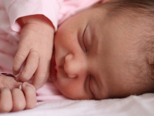 10 consigli su come sopravvivere alla prima settimana dopo il parto senza impazzire più del necessario